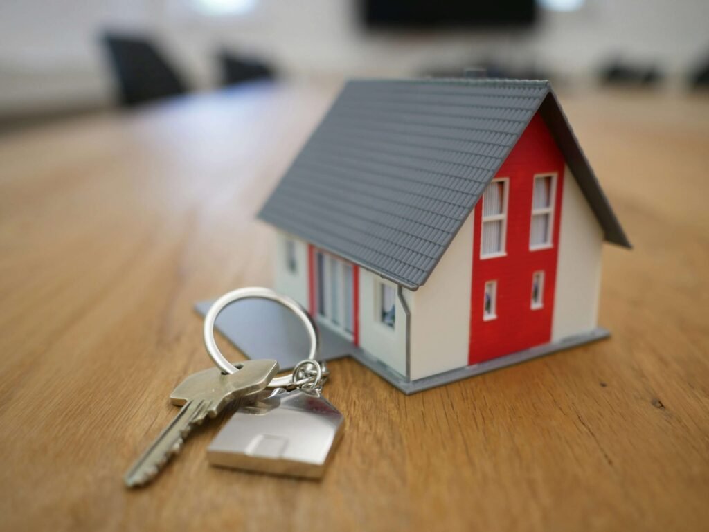 House-shaped keychain representing the process of buying a home